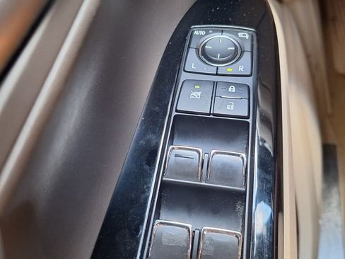 Used 2021 Lexus LX 570 4WD w/ Luxury Package image 18