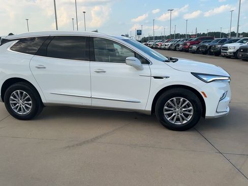 Used 2024 Buick Enclave Premium image 2