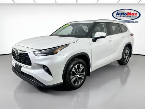 Used 2023 Toyota Highlander XLE AWD/4WD image 5