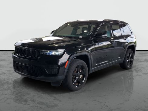 Used 2023 Jeep Grand Cherokee Altitude AWD/4WD image 4