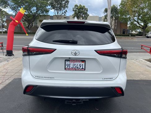 Used 2023 Toyota Highlander Limited FWD image 5