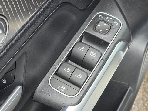 Used 2023 Mercedes-Benz GLB 250 4MATIC w/ Premium Package image 25