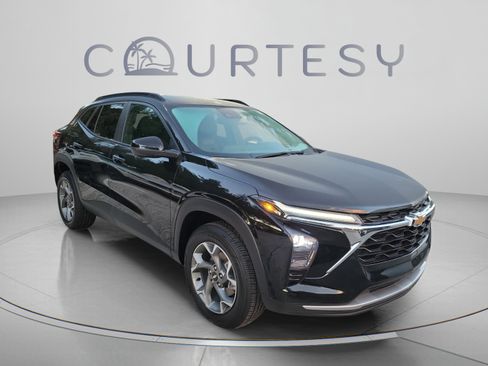 Used 2025 Chevrolet Trax LT FWD image 5