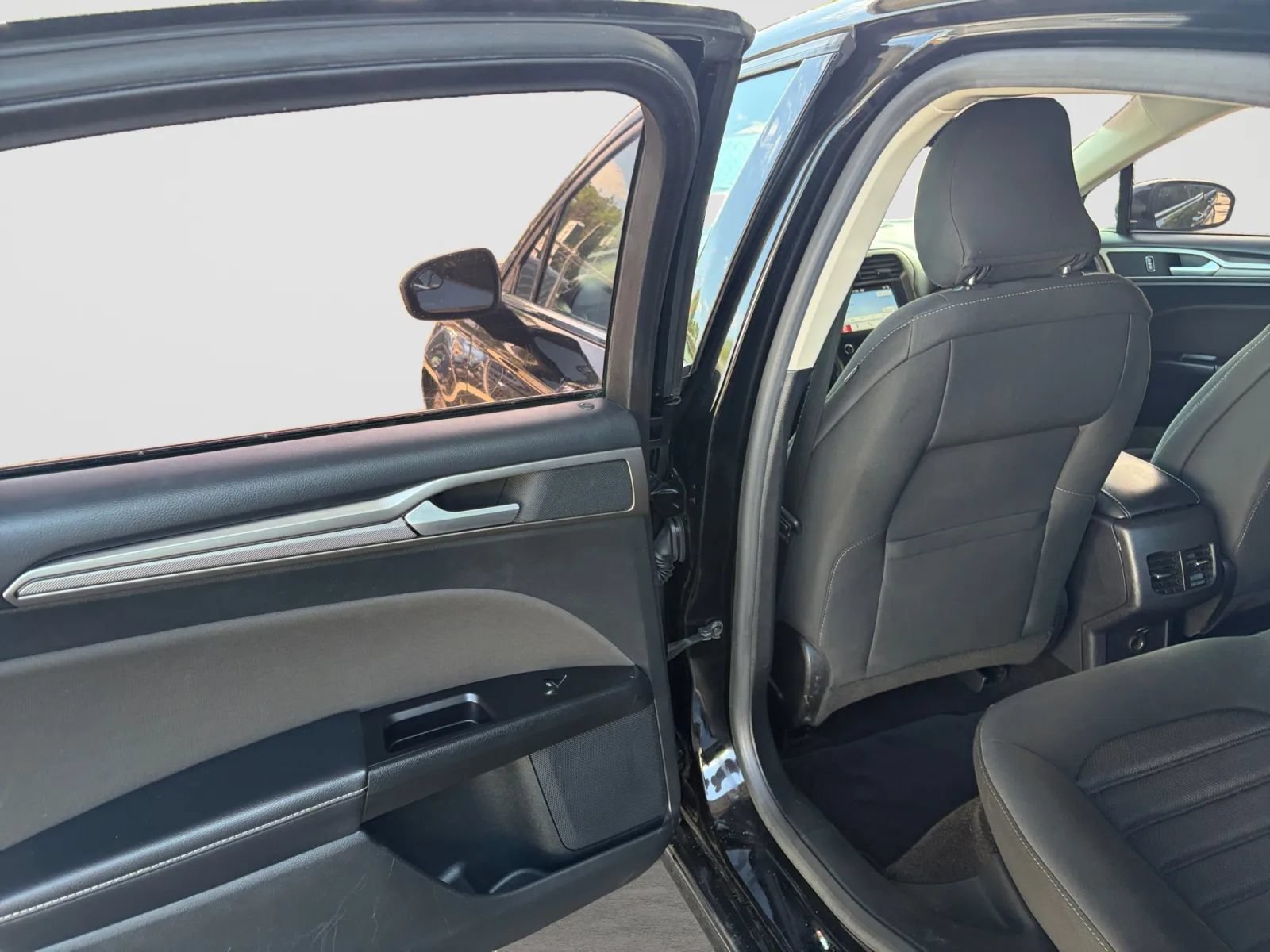 Used 2017 Ford Fusion SE w/ Fusion SE Technology Package FWD image 14