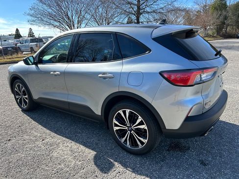 Used 2022 Ford Escape SE w/ SE Sport Appearance Package image 3