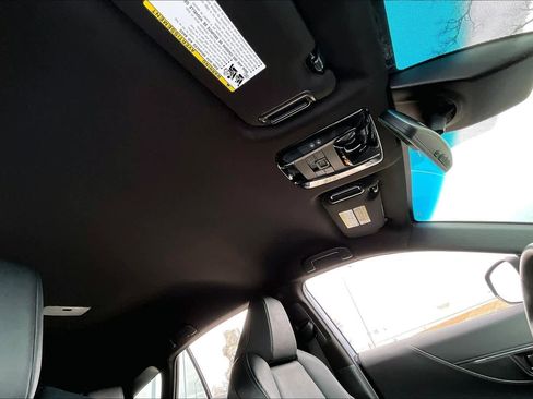 Used 2021 Toyota Venza XLE image 13