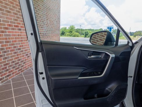 Used 2020 Toyota RAV4 XLE Premium image 9