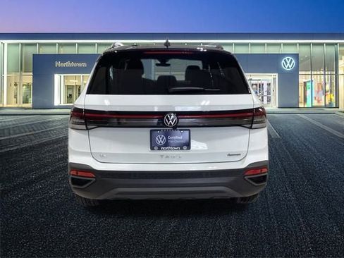 Used 2025 Volkswagen Taos SE image 17