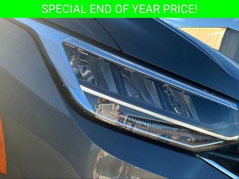 Used 2023 Volkswagen Tiguan SE R-Line image 31