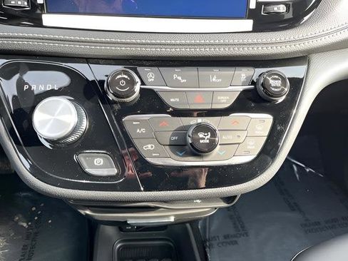 New 2026 Chrysler Pacifica Select image 16