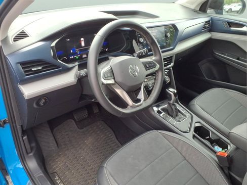 Used 2024 Volkswagen Taos SE w/ Panoramic Sunroof Package FWD image 24