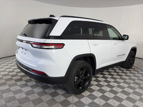 Used 2023 Jeep Grand Cherokee Altitude AWD/4WD image 7