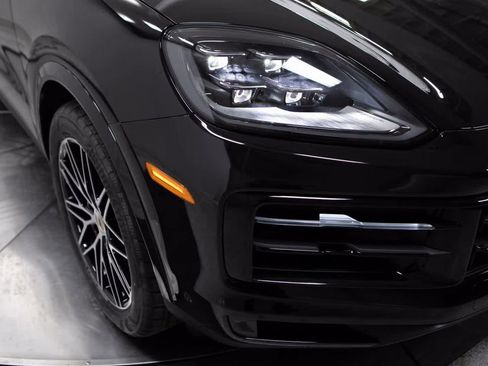 Certified 2025 Porsche Cayenne image 12