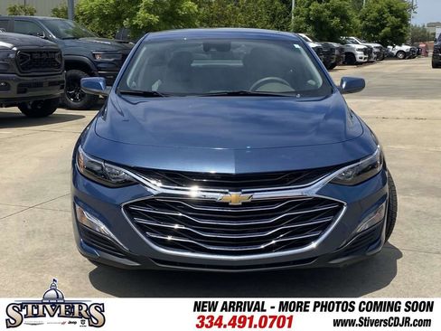 Used 2025 Chevrolet Malibu LT FWD image 2