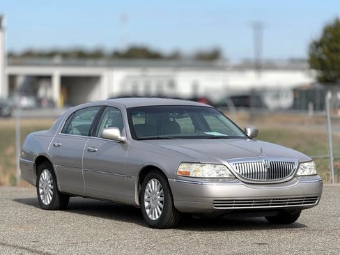 Used 2005 Lincoln Town Car Signature image 1