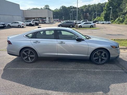 Used 2025 Honda Accord Sport image 3