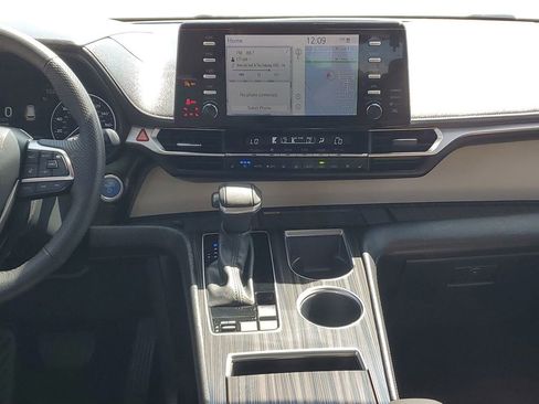 Used 2024 Toyota Sienna Limited image 28