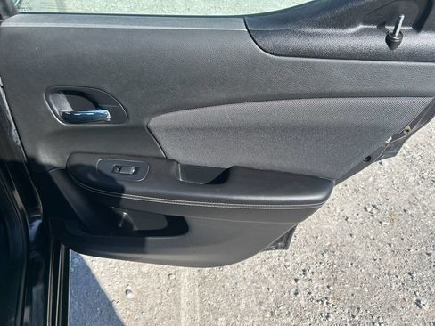 Used 2013 Dodge Avenger SE image 18