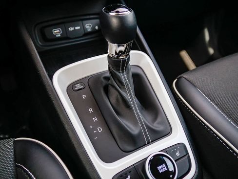 Used 2023 Hyundai Venue Limited image 22