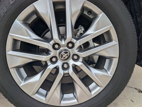 Used 2023 Toyota RAV4 XLE Premium image 7