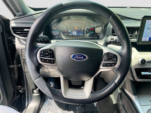 Used 2022 Ford Explorer XLT w/ Equipment Group 202A AWD/4WD image 11