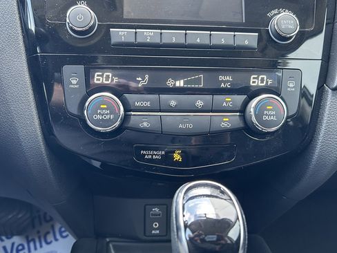Used 2017 Nissan Rogue SV AWD/4WD image 32