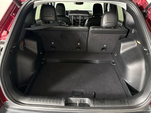 Used 2019 Jeep Cherokee Latitude Plus w/ Comfort/Convenience Group FWD image 38