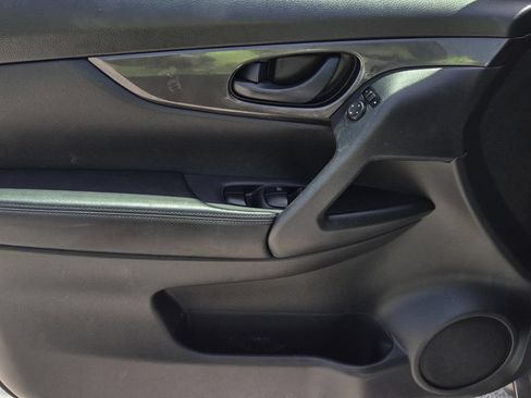 Used 2020 Nissan Rogue S FWD image 16