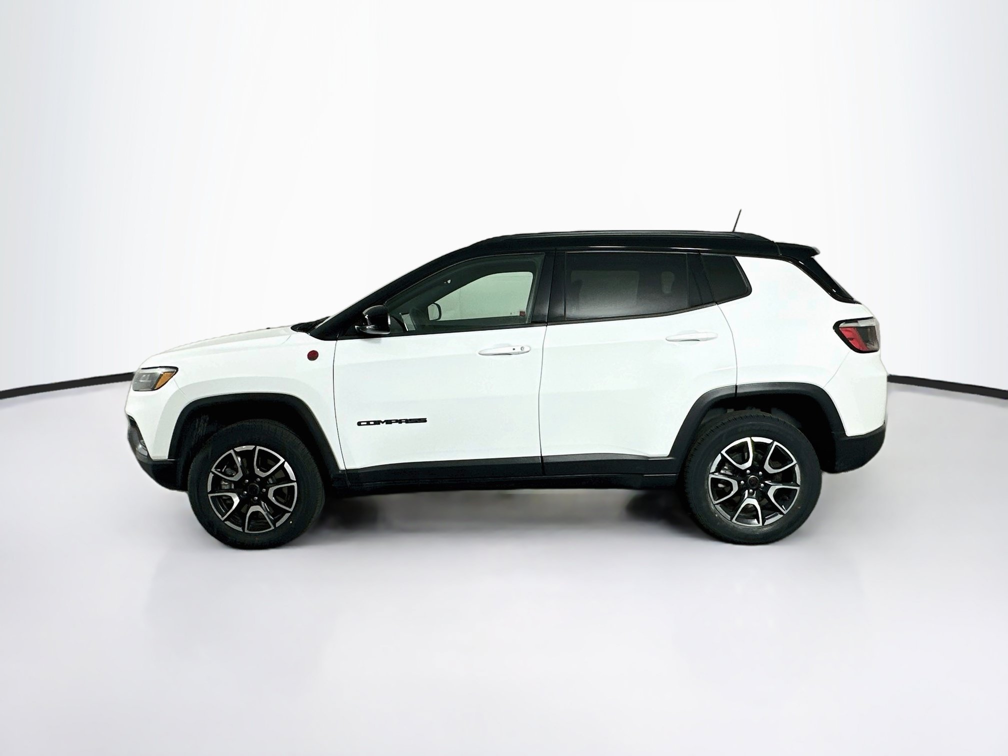 Used 2025 Jeep Compass Trailhawk AWD/4WD image 4