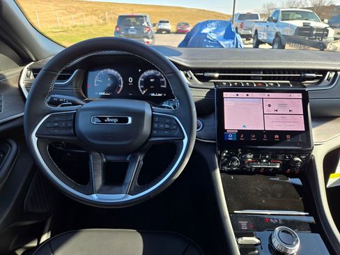 New 2025 Jeep Grand Cherokee Limited image 17