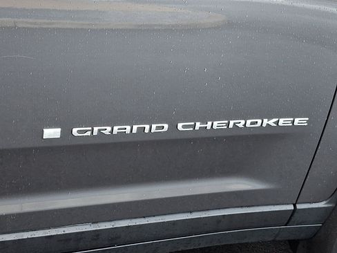 Used 2025 Jeep Grand Cherokee Limited w/ Luxury Tech Group II AWD/4WD image 31