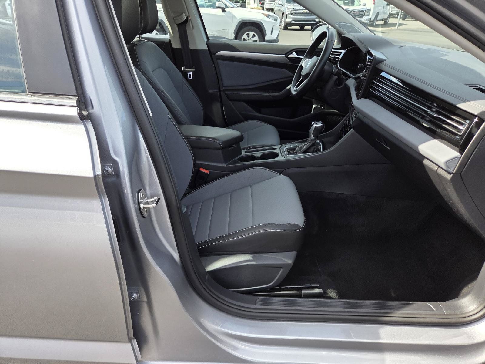 Used 2025 Volkswagen Jetta SE FWD image 20