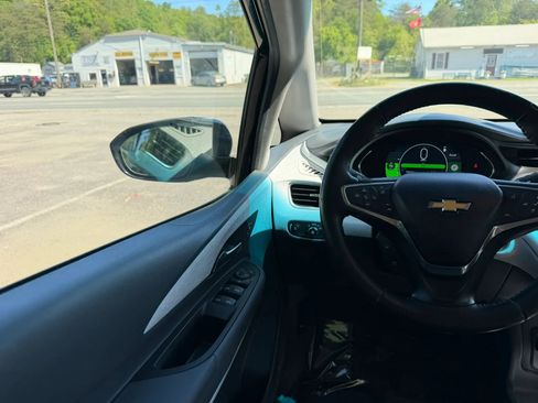 Used 2019 Chevrolet Bolt Premier w/ Infotainment Package FWD image 31