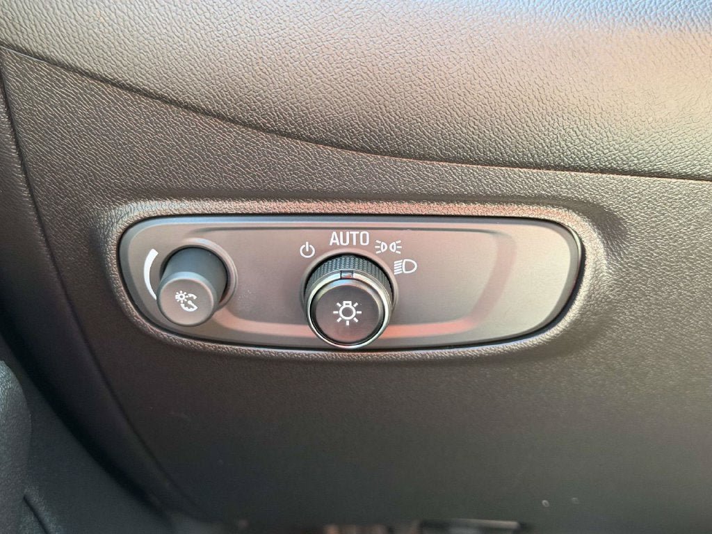 Used 2023 Chevrolet Equinox LS FWD image 19