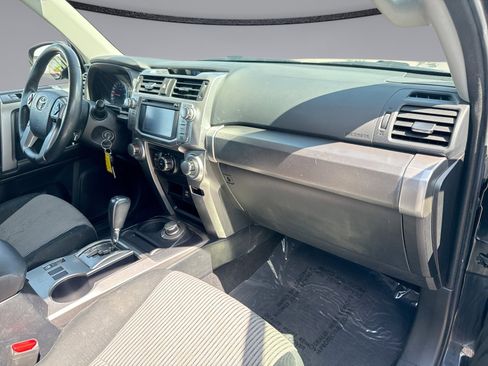 Used 2018 Toyota 4Runner SR5 AWD/4WD image 34