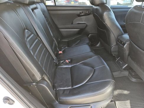 Used 2020 Toyota Highlander LE image 34