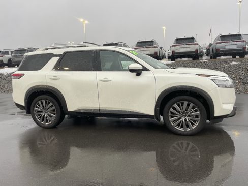 Used 2024 Nissan Pathfinder SL w/ SL Premium Package image 2