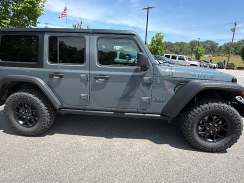 Used 2025 Jeep Wrangler Willys AWD/4WD image 7