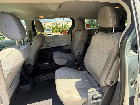 Used 2021 Toyota Sienna LE FWD image 7