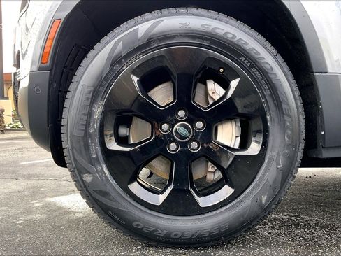 Used 2023 Land Rover Defender 110 SE image 10