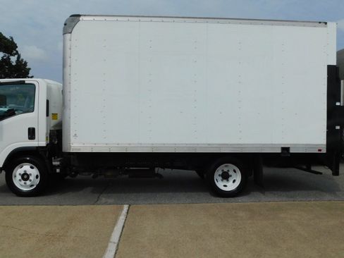 Used 2020 Isuzu NPR image 4