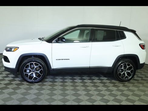 Used 2025 Jeep Compass Limited AWD/4WD image 16