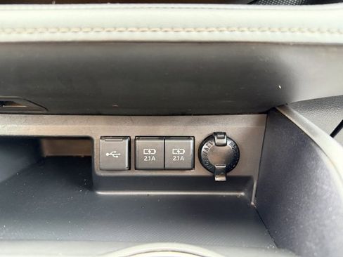 Used 2021 Toyota Highlander XLE image 32