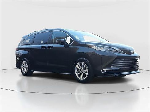 Certified 2022 Toyota Sienna Limited image 3