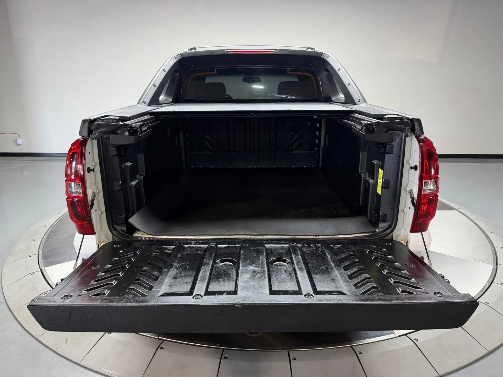 Used 2011 Chevrolet Avalanche LTZ RWD image 12