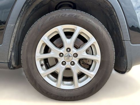 Used 2018 Jeep Cherokee Latitude Plus w/ Comfort/Convenience Group FWD image 11