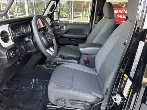 Used 2025 Jeep Wrangler Unlimited Sahara AWD/4WD image 15
