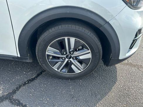 Used 2020 Kia Niro LXS image 2