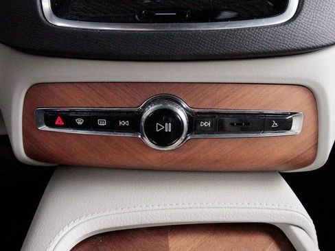 Certified 2022 Volvo XC90 T6 Momentum image 12