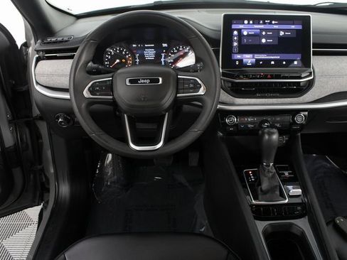 Used 2023 Jeep Compass Latitude image 10